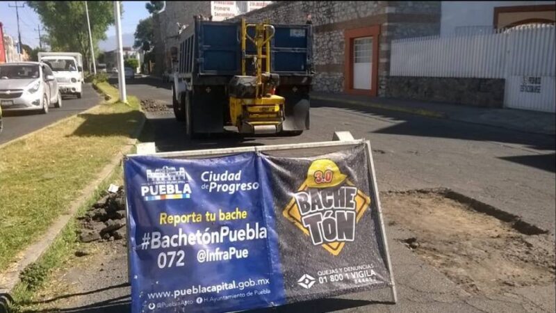 Continúa el bacheo en las calles de Puebla