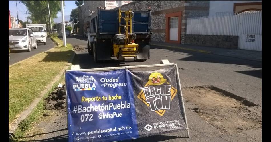 Continúa el bacheo en las calles de Puebla