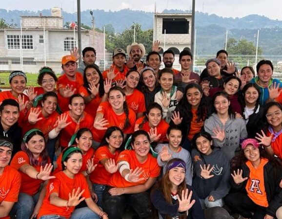 Alumnos de la Anáhuac Puebla transforman vidas construyendo muevas casas en San Antonio Alpanocan