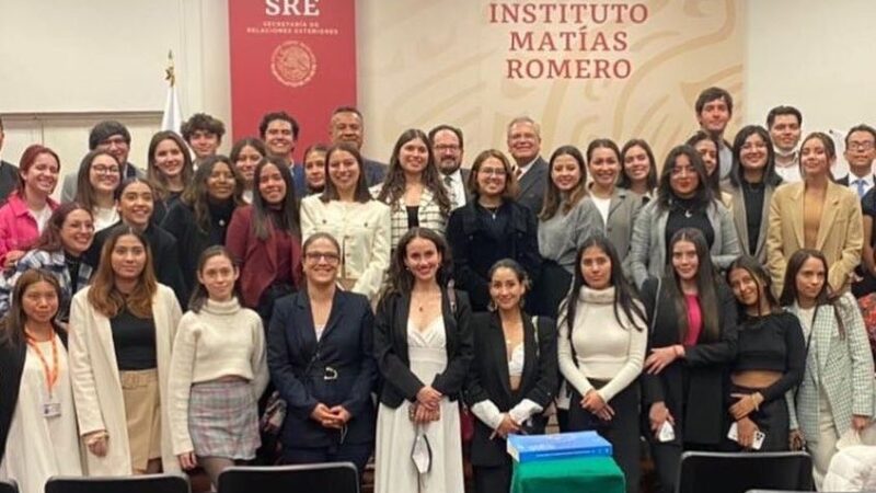 Anáhuac Puebla impulsa la educación de sus estudiantes con visita al Senado de la República