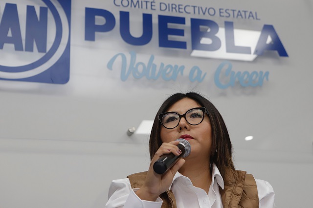 Genoveva Huerta se promueve con pinta de bardas en Puebla