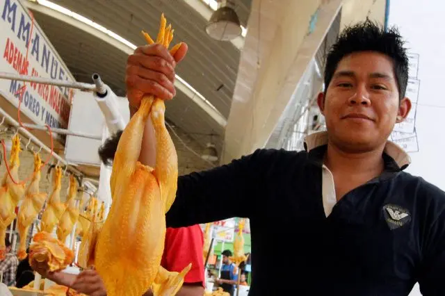 Precio del pollo: “por las nubes”, sube a 200 pesos el kilo