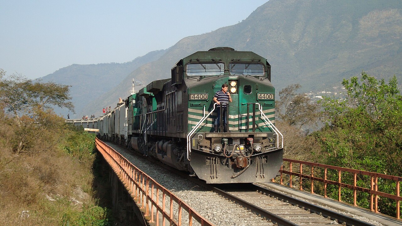 Ferromex Suspende Trenes por Crisis de Migrantes: Impacto Humanitario y Logístico