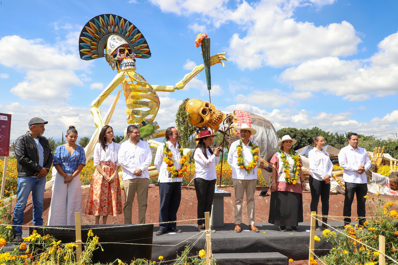 Con recorrido en el “Valle de Catrinas”, Sergio Salomón mantiene costumbres y tradiciones de Puebla