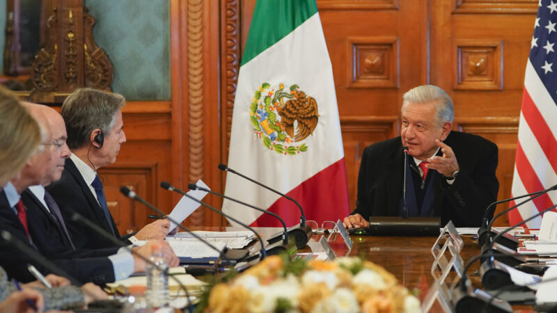 AMLO anuncia reducción de caravana migrante en encuentro con delegación de EE. UU.