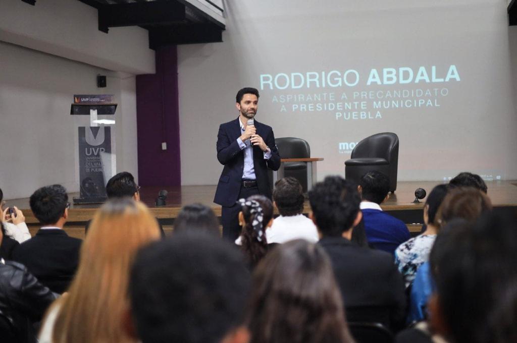 Los jóvenes profesionistas son el relevo generacional que Puebla necesita: Rodrigo Abdala