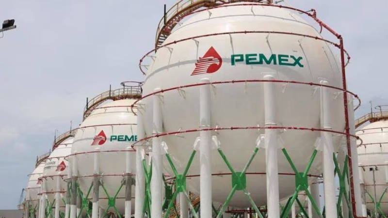 Fitch Ratings mejora perspectiva crediticia de Pemex a estable tras inyección de capital