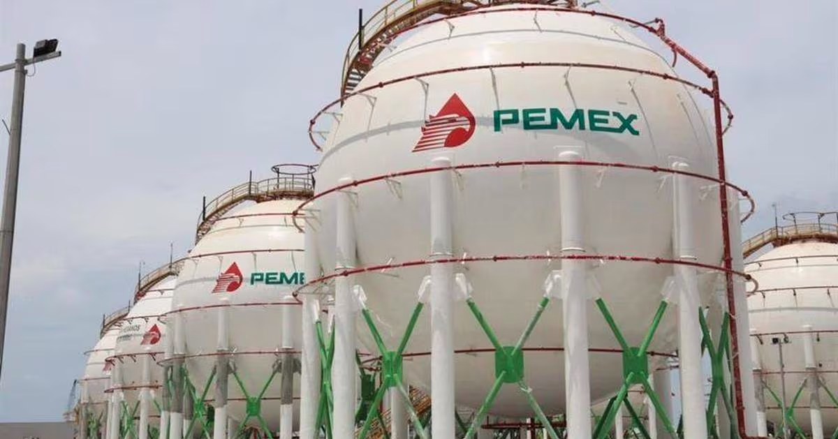 Fitch Ratings mejora perspectiva crediticia de Pemex a estable tras inyección de capital