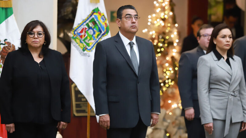 El gobernador Sergio Salomón encabezó una ceremonia por quinto aniversario luctuoso de los exgobernadores Martha Erika Alonso y Rafael Moreno Valle