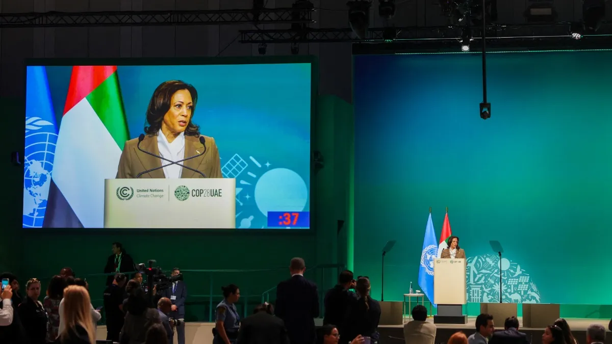 COP 28: Estados Unidos aumenta compromisos climáticos, mientras la producción de petróleo alcanza niveles récord