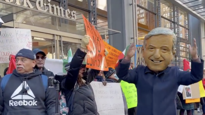 Simpatizantes de AMLO protestan frente al New York Times en Nueva York