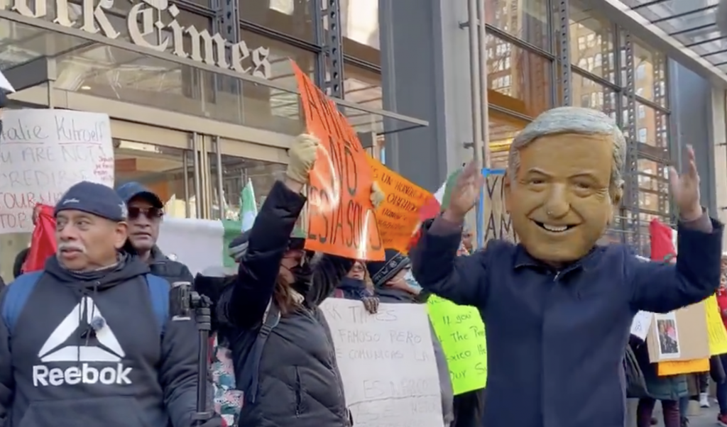 Simpatizantes de AMLO protestan frente al New York Times en Nueva York
