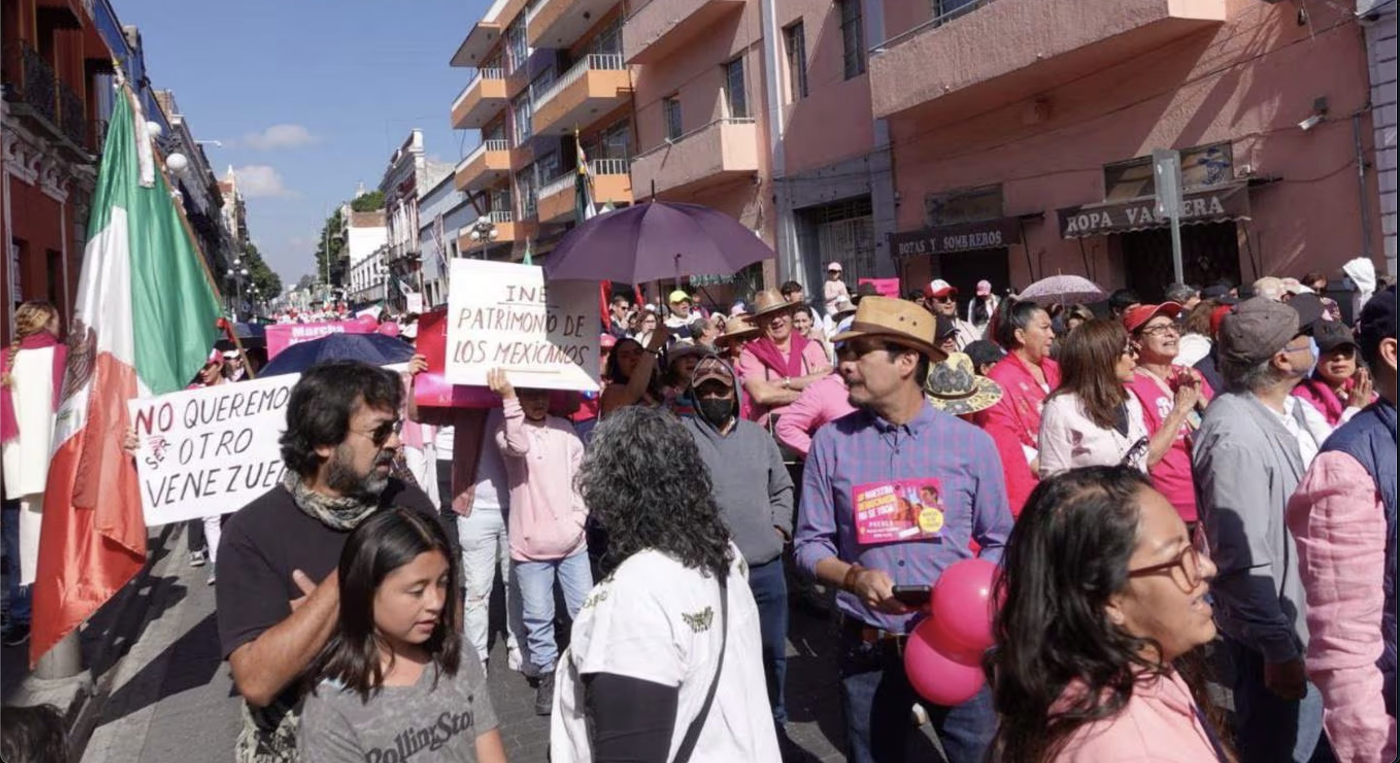 Miles de ciudadanos en Puebla se suman a la «Marcha por la Democracia» en el Zócalo: exigen voto libre y respeto electoral