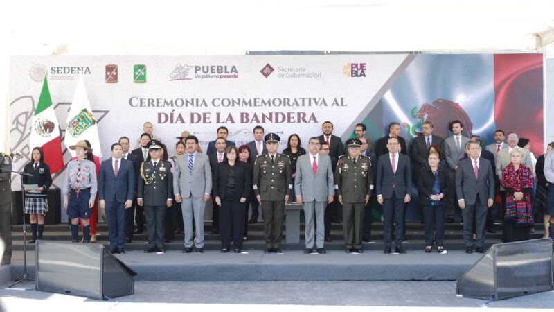 Conmemoración del Día de la Bandera en Puebla: el gobernador Sergio Salomón encabeza ceremonia con la participación virtual del Presidente Andrés Manuel López Obrador