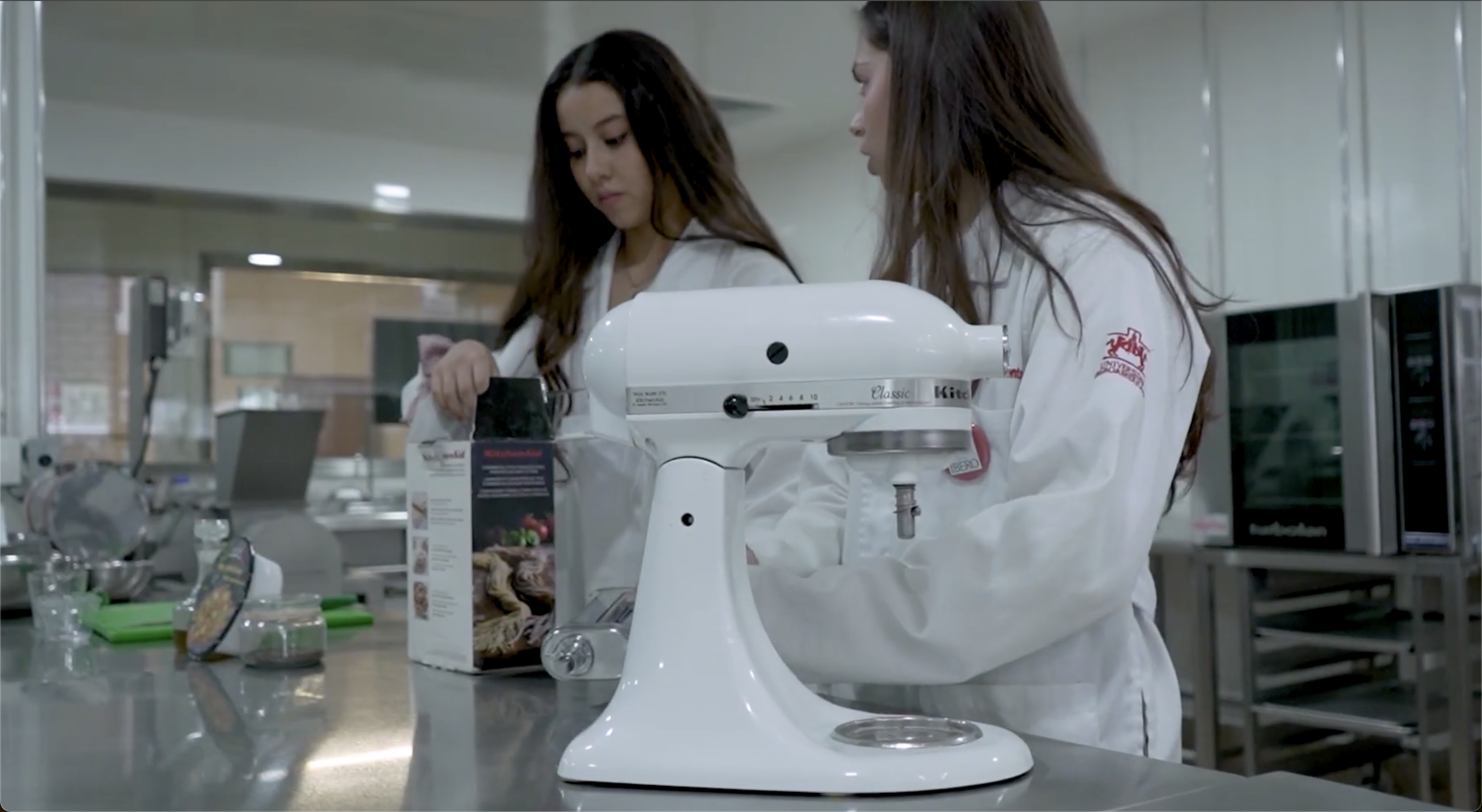 Dos alumnas de la IBERO crean la primera sopa instantánea saludable y libre de sellos en México