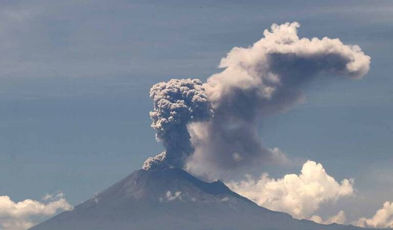 Aumenta actividad del Popocatépetl: Cae ceniza en 11 municipios y cierran aeropuerto de Puebla