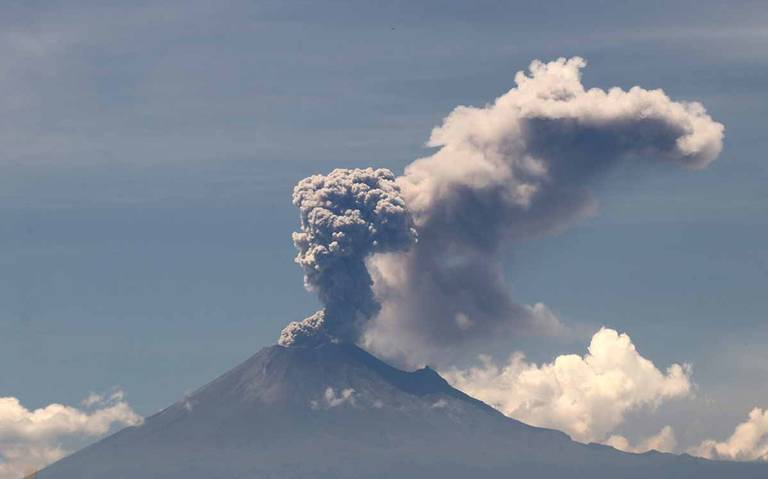 Aumenta actividad del Popocatépetl: Cae ceniza en 11 municipios y cierran aeropuerto de Puebla