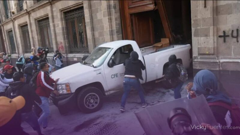 Estudiantes de Ayotzinapa derriban puerta del Palacio Nacional en protesta por desaparición de los 43