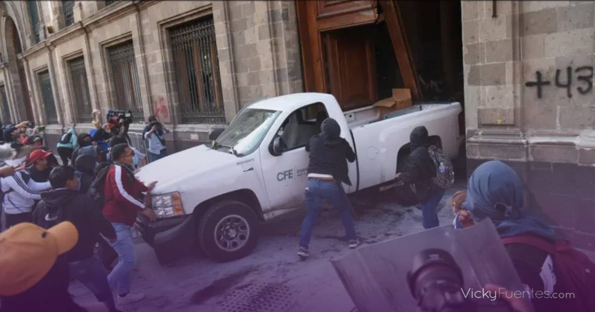 Estudiantes de Ayotzinapa derriban puerta del Palacio Nacional en protesta por desaparición de los 43