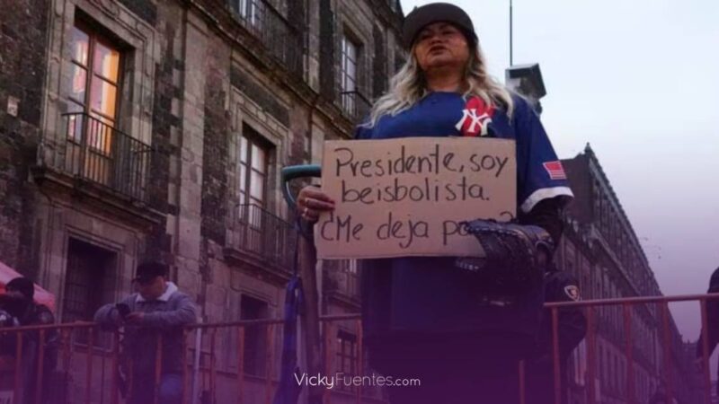 Madre buscadora se viste de beisbolista para solicitar audiencia con AMLO en Palacio Nacional