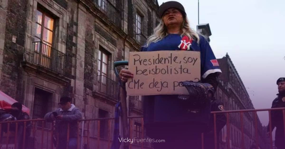 Madre buscadora se viste de beisbolista para solicitar audiencia con AMLO en Palacio Nacional