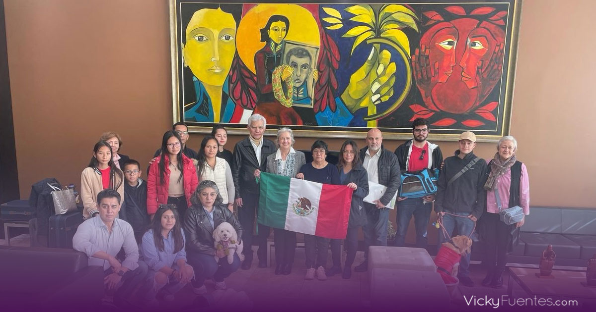 Diplomáticos mexicanos regresan a México tras asalto a embajada en Ecuador