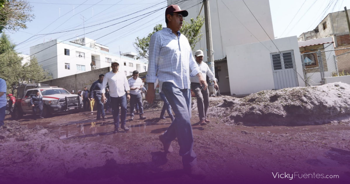 El gobernador recorre colonias afectadas por la lluvia en la capital poblana