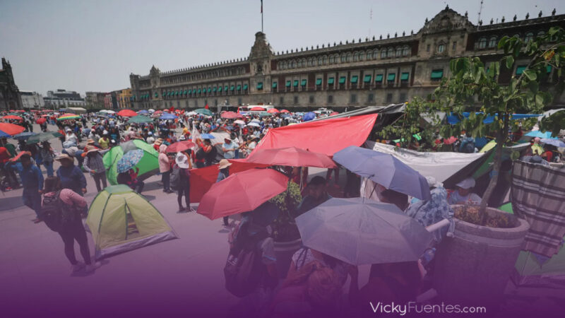 Marea Rosa: Profesores de la CNTE permiten instalación del templete en el Zócalo, pero con división de vallas en su campamento