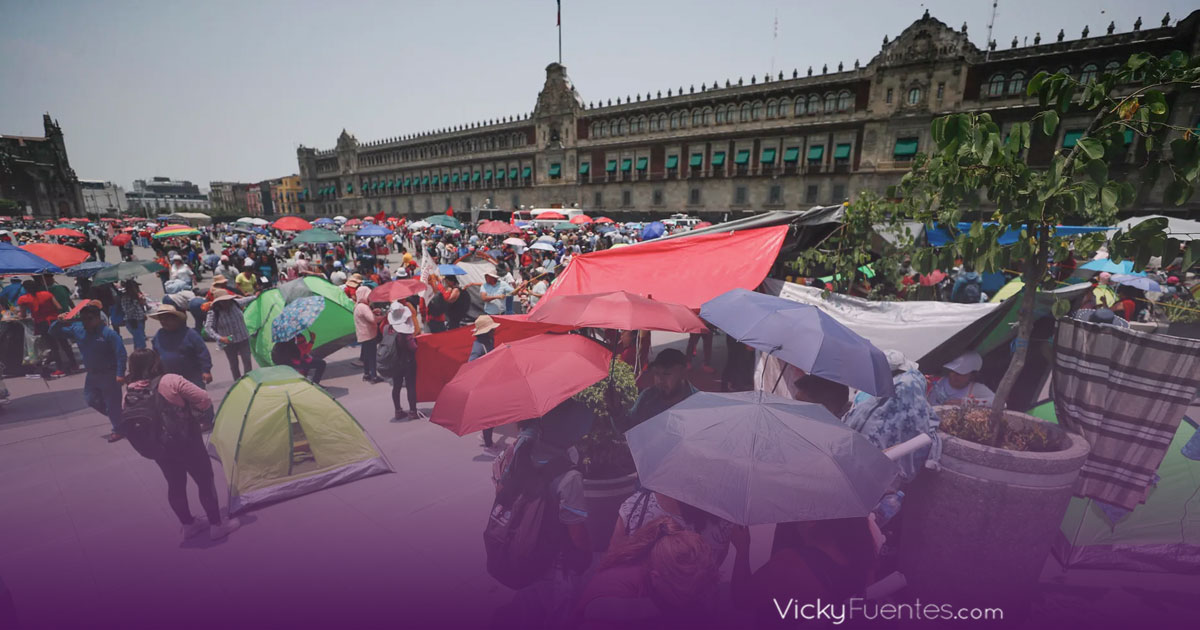 Marea Rosa: Profesores de la CNTE permiten instalación del templete en el Zócalo, pero con división de vallas en su campamento