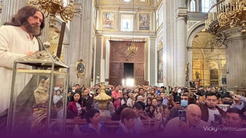 Devotos reciben la reliquia de San Judas Tadeo en la Catedral de Puebla