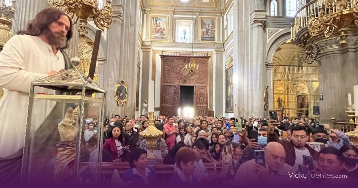 Devotos reciben la reliquia de San Judas Tadeo en la Catedral de Puebla