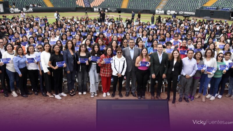 Universitarias BUAP reciben reconocimientos de la beca Women In por su excelencia en tecnología