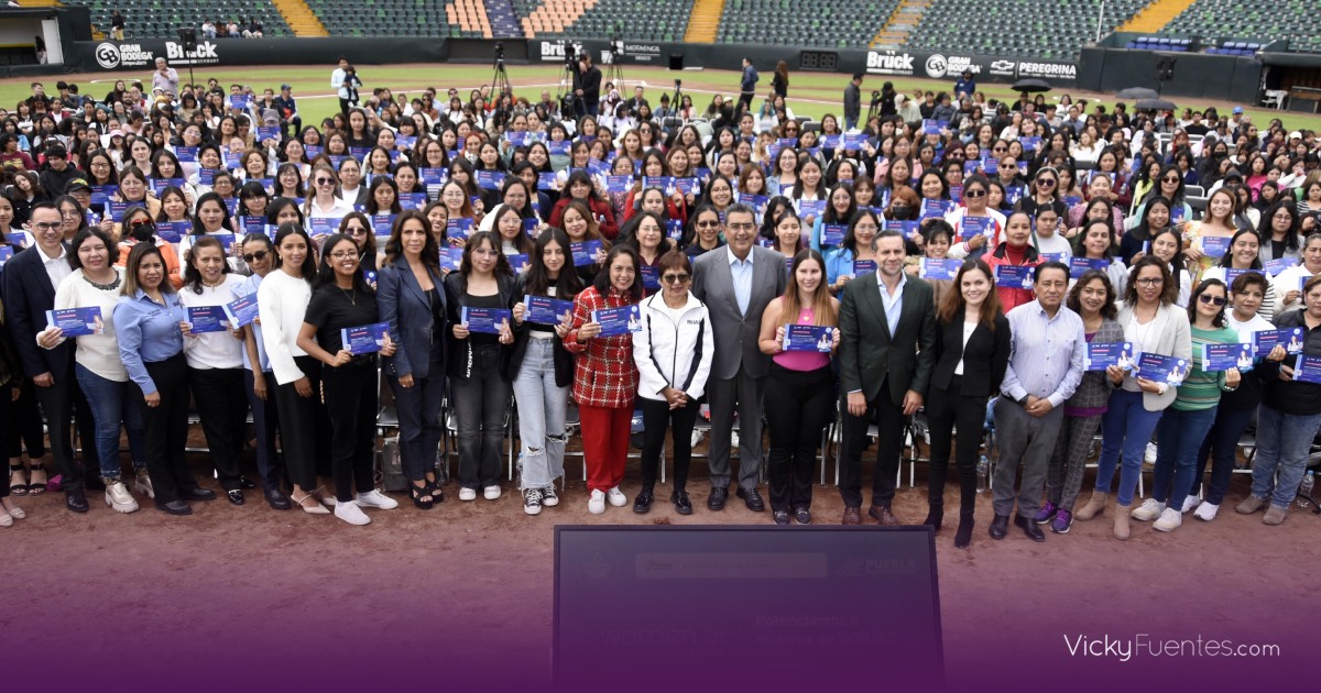 Universitarias BUAP reciben reconocimientos de la beca Women In por su excelencia en tecnología