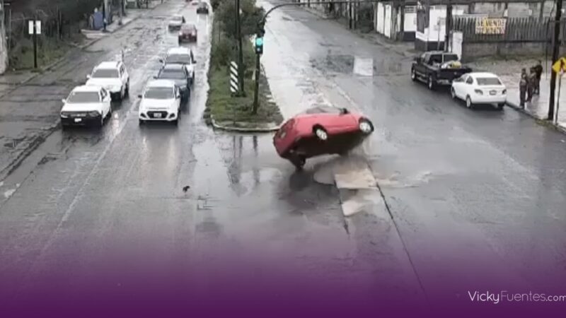 Automóvil vuelca tras caer en un bache cubierto de agua en Puebla