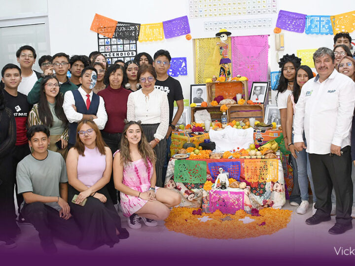 Rectora Lilia Cedillo recorre corredor de ofrendas en CU2 y celebra la tradición del Día de Muertos