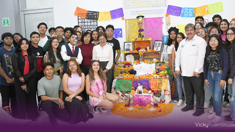 Rectora Lilia Cedillo recorre corredor de ofrendas en CU2 y celebra la tradición del Día de Muertos