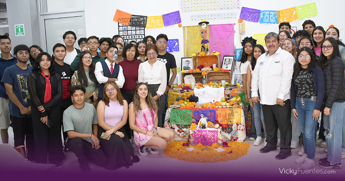 Rectora Lilia Cedillo recorre corredor de ofrendas en CU2 y celebra la tradición del Día de Muertos