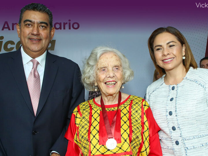 Elena Poniatowska recibe la medalla “Carmen Serdán” en Puebla durante el 114 aniversario de la Revolución Mexicana