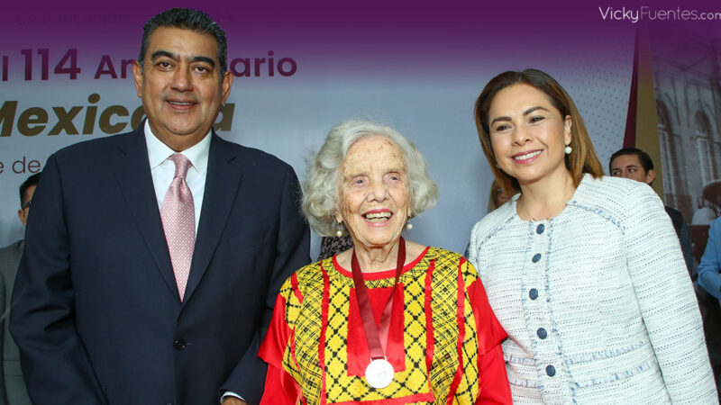 Elena Poniatowska recibe la medalla “Carmen Serdán” en Puebla durante el 114 aniversario de la Revolución Mexicana