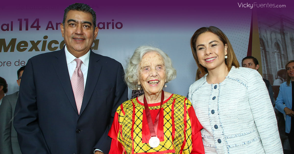 Elena Poniatowska recibe la medalla “Carmen Serdán” en Puebla durante el 114 aniversario de la Revolución Mexicana